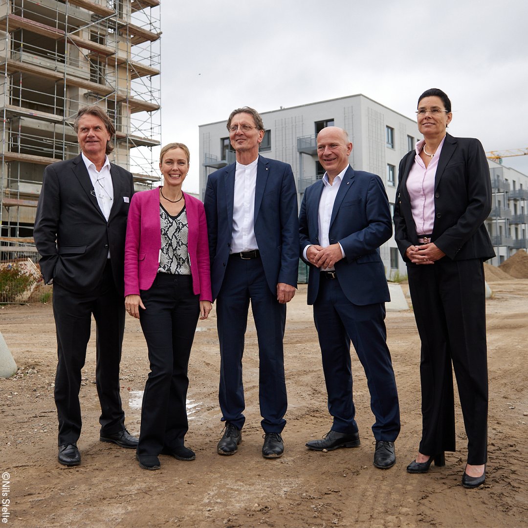 SenMVKUBerlin's tweet photo. Die kommunalen Berliner Wohnungsunternehmen bauen Berlins Zukunft: Umweltsenatorin @SchreinerManja besuchte heute auf einer Neubautour mit @RegBerlin das Projekt von #StadtUndLand in Britz. Der von uns geförderte Bau wurde für seine CO2-neutrale Energieversorgung ausgezeichnet. https://t.co/qxIduVL81C