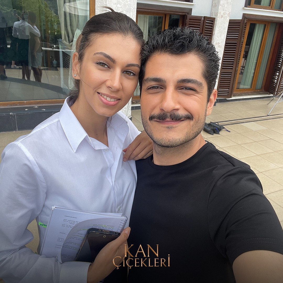 kanciceklerdizi's tweet photo. Fırat ve Gül’den selfie sürprizi ✨
Sola kaydırdıkça mutluluk seviyesi artıyor 🥰
#KanÇiçekleri 2. Sezonuyla 18 Eylül’de @kanal7’de! @globalagency @GokhanGurdeyis #BuseBedir https://t.co/7kKAhwCobt