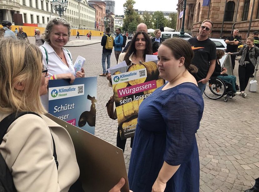 Wiesbaden: Erst #Presse dann #Gespräche mit @Ricarda_Lang @gruenehessen über Fehler der schwarz-grünen @regierunghessen. #flughafenausbau, #DannenroederWald, Zustimmung 
 @talwazir zu Autobahnausbau, Schweigen @PriskaHinz zu Atommülltransporten. Schwache Bilanz zur #LTW23