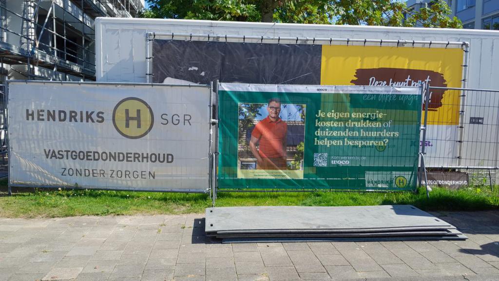 wonenbijJOOST's tweet photo. Heb jij ze ook al zien hangen? Onze kleurrijke bouwhekdoeken? Als onderdeel van de gezamenlijke arbeidsmarktcampagne ‘Werken bij de WOCO’ die wij hier in Noord-Brabant onlangs hebben gelanceerd. Kom ook werken bij de WOCO! 
https://t.co/ytET8WElvN
#brabant #woningcorporaties https://t.co/TbMV8NIB6e