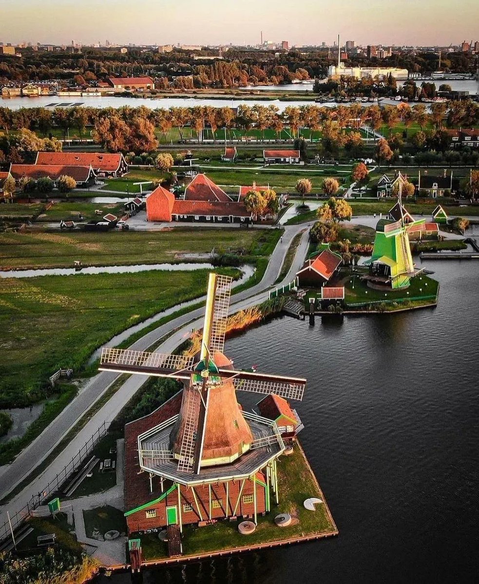 ecofused's tweet photo. 📸 @escapetoeurope
🌷 Netherlands: A land of windmills, tulips, and endless charm! 🇳🇱 Explore its picturesque canals, rich history, and vibrant culture. 🚲🧀
#DutchTreats
#ExploreTheNetherlands
#ClogsAndTulips
#DutchMasters
#NetherlandsVibes
#CountrysideCharm
#ColorfulHolland https://t.co/AyWfIpqT69