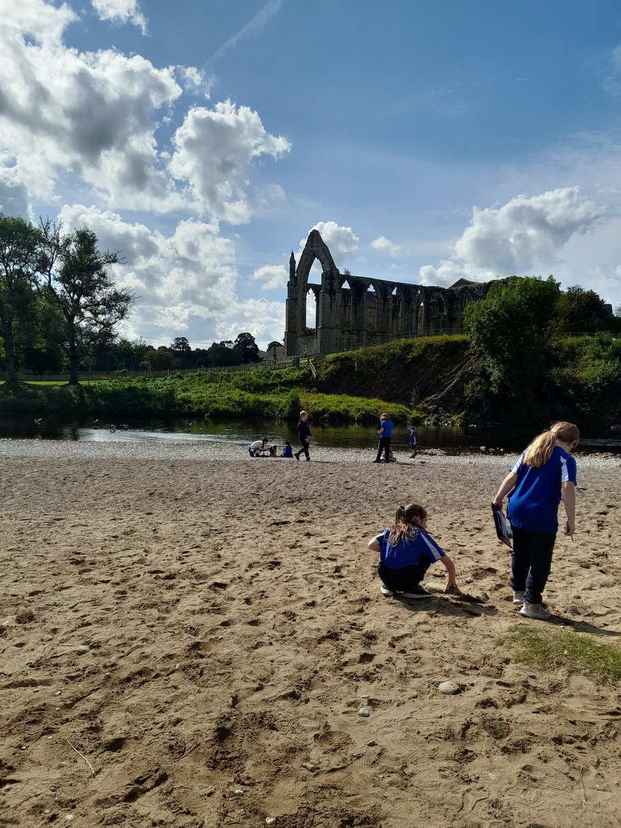 What a brilliant day! The sun has been shining while Year 4 have learnt about the features of rivers and the water cycle.