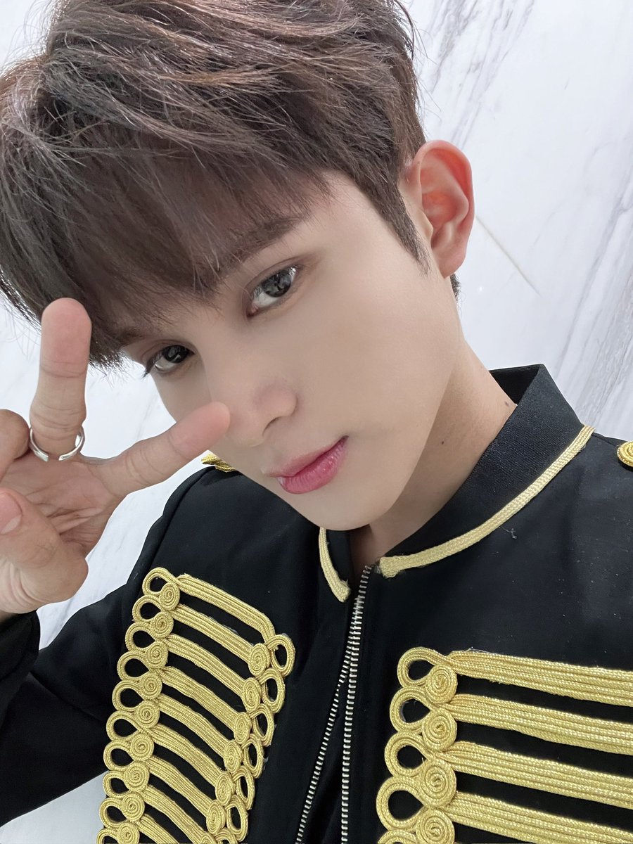 HORI7ONofficial's tweet photo. [#WINSTON]
I am so happy that we were able to successfully finish our first concert well. I want to thank all the staff who worked hard for our concert. And to our Anchors! Thank you for making our concert an even more meaningful day to remember. https://t.co/2UQqPXly9y