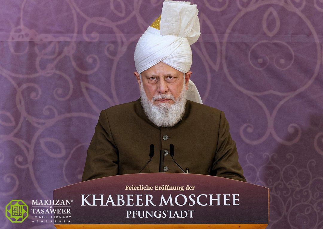 makhzanteam's tweet photo. Hazrat Khalifatul Masih V (aba) delivering the keynote address at the Inauguration Reception of Khabeer Mosque - Pfungstadt, Germany — 11 th September 2023
#KaliflnDeutschland #CaliphlnGermany https://t.co/7YXXh5RBR3