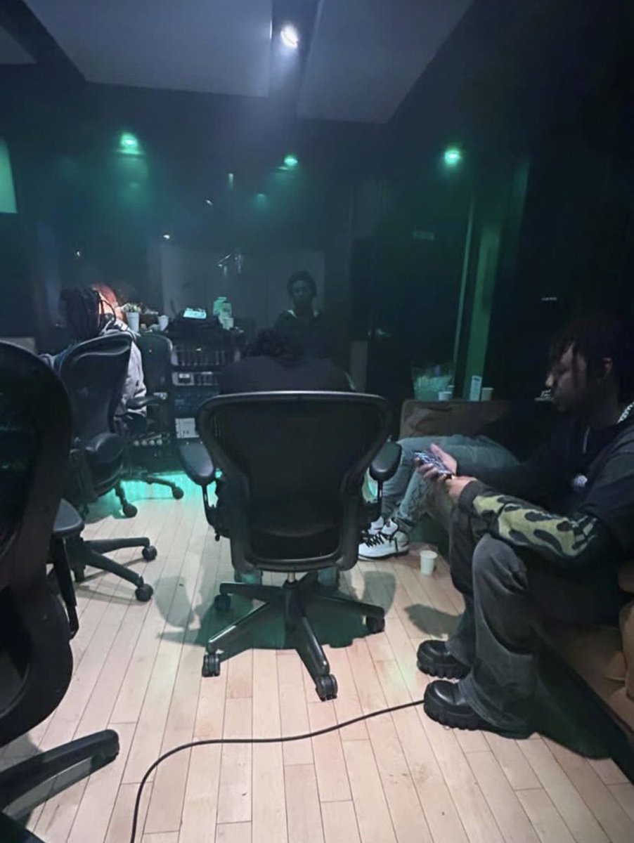 CartiCharts_'s tweet photo. Playboi Carti in the studio last night with Homixide Gang https://t.co/2Murn3glhF