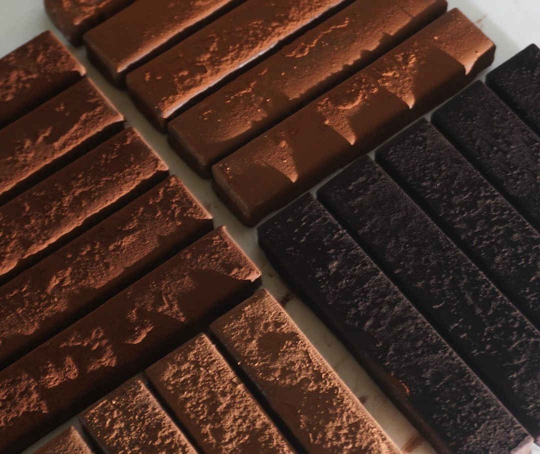 Truffles by Dimitri Fayard with our Cacao Powders Collection!
Have you had the opportunity to explore our collection?
cacao-barry.com/en-GB/cacao-po…
@chicagochocolateacademy <a href="/paul/">Paul Rollo</a>.yochum
#ExpressYourTrueNature @CacaoBarry   #truffle #truffesauchocolat #truffes #cacaopowde