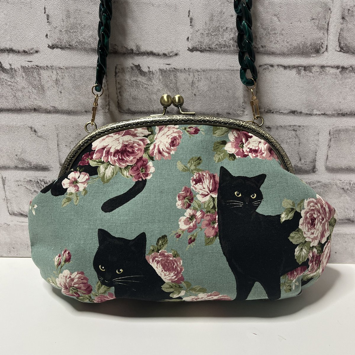 co_abag_'s tweet photo. 𓊆 がま口ショルダーバッグ 𓊇

猫柄❣️
がま口サイズ ➜ 25cm 
チェーン ➜ 110cm

今回は落ち着いたカラーに猫ちゃんと
薔薇が描かれている生地で作って
みました🐈‍⬛⸒⸒⸒⸒

#ハンドメイド #がま口 #黒猫 #薔薇柄
#がま口ショルダーバッグ #猫 https://t.co/hTY6lpZ89B