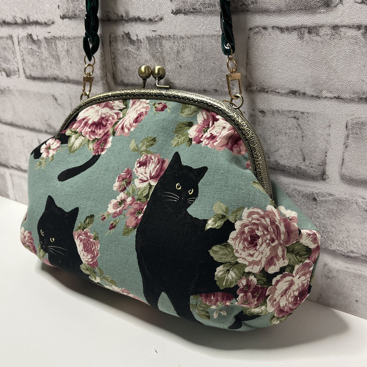 co_abag_'s tweet photo. 𓊆 がま口ショルダーバッグ 𓊇

猫柄❣️
がま口サイズ ➜ 25cm 
チェーン ➜ 110cm

今回は落ち着いたカラーに猫ちゃんと
薔薇が描かれている生地で作って
みました🐈‍⬛⸒⸒⸒⸒

#ハンドメイド #がま口 #黒猫 #薔薇柄
#がま口ショルダーバッグ #猫 https://t.co/hTY6lpZ89B