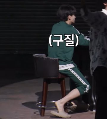 flamehanie's tweet photo. jeonghan in going seventeen rock scissors paper wears green training set, with white t-shirt and his daily sandals.. so relaxing of him plus he wears his training pants in different lengths😭😂 seeing him like that reminds me of a character in squid game hahaha😭 https://t.co/PdyC7y4uuW