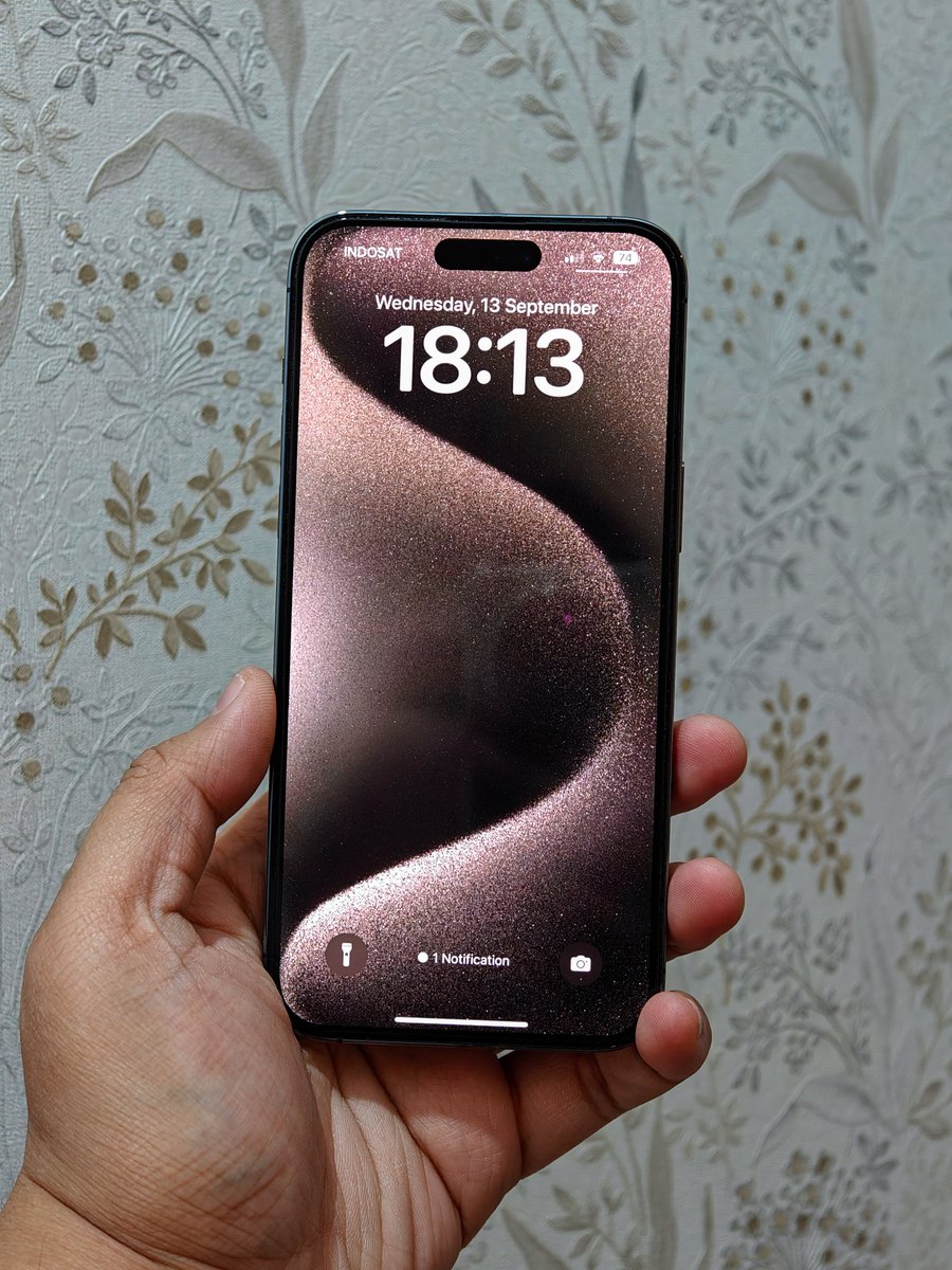 sondesix's tweet photo. How to turn your iPhone 14 Pro Max into an iPhone 15 Pro Max:

✅  Change the Wallpaper
✅  Change the phone name to “iPhone 15 Pro Max”
✅  Be Confident

And voilà, your new iPhone 15 Pro Max is ready to use. https://t.co/dUWDqnS7yl