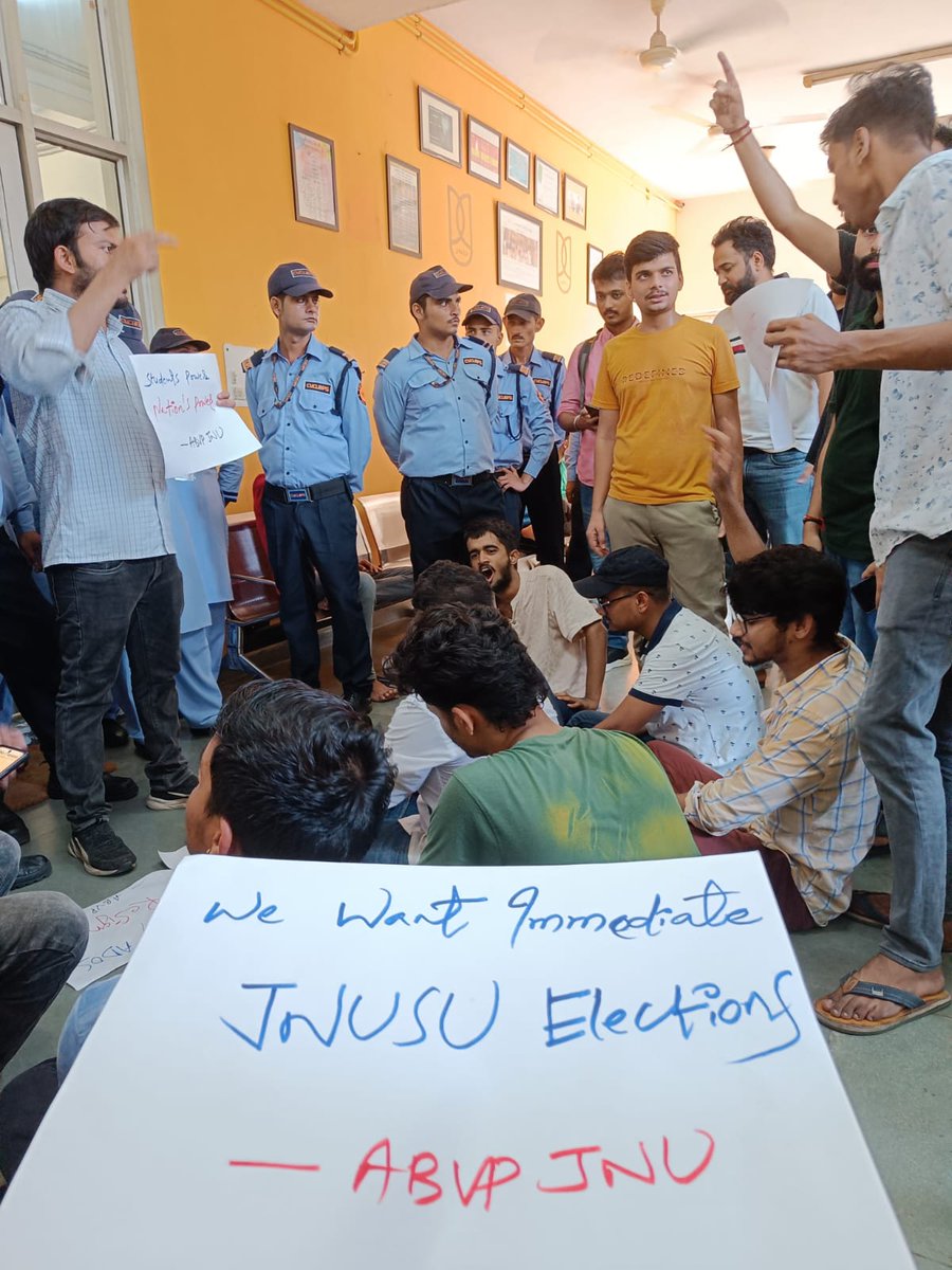abvpjnu's tweet photo. अभाविप जेएनयू के कार्यकर्ता सैकड़ों छात्रों के साथ छात्रावासों में जल संकट, छात्रावासों का नवीनीकरण, नवागंतुक छात्रों को अविलंब छात्रावास मुहैया करवाने के साथ उनमें उचित स्वच्छता और सुविधाएं उपलब्ध कराने के लिए पिछले 4 घंटे से लगातार #IHA @JNU_official_50 के समक्ष संघर्ष जारी है। https://t.co/NZNDuhIJN9