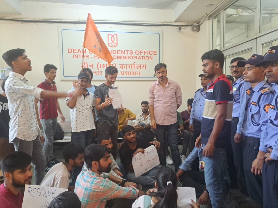 abvpjnu's tweet photo. अभाविप जेएनयू के कार्यकर्ता सैकड़ों छात्रों के साथ छात्रावासों में जल संकट, छात्रावासों का नवीनीकरण, नवागंतुक छात्रों को अविलंब छात्रावास मुहैया करवाने के साथ उनमें उचित स्वच्छता और सुविधाएं उपलब्ध कराने के लिए पिछले 4 घंटे से लगातार #IHA @JNU_official_50 के समक्ष संघर्ष जारी है। https://t.co/NZNDuhIJN9