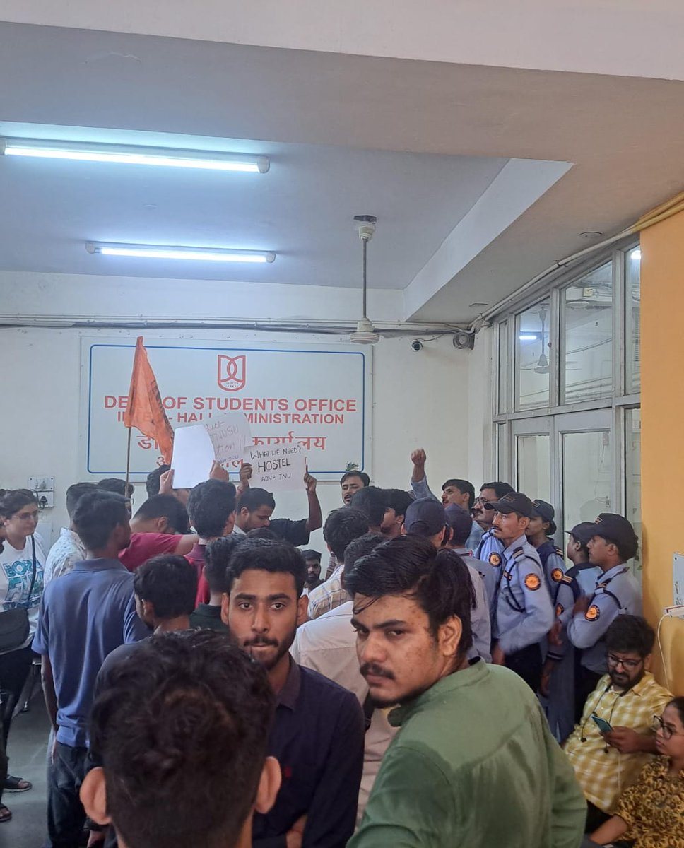 abvpjnu's tweet photo. अभाविप जेएनयू के कार्यकर्ता सैकड़ों छात्रों के साथ छात्रावासों में जल संकट, छात्रावासों का नवीनीकरण, नवागंतुक छात्रों को अविलंब छात्रावास मुहैया करवाने के साथ उनमें उचित स्वच्छता और सुविधाएं उपलब्ध कराने के लिए पिछले 4 घंटे से लगातार #IHA @JNU_official_50 के समक्ष संघर्ष जारी है। https://t.co/NZNDuhIJN9