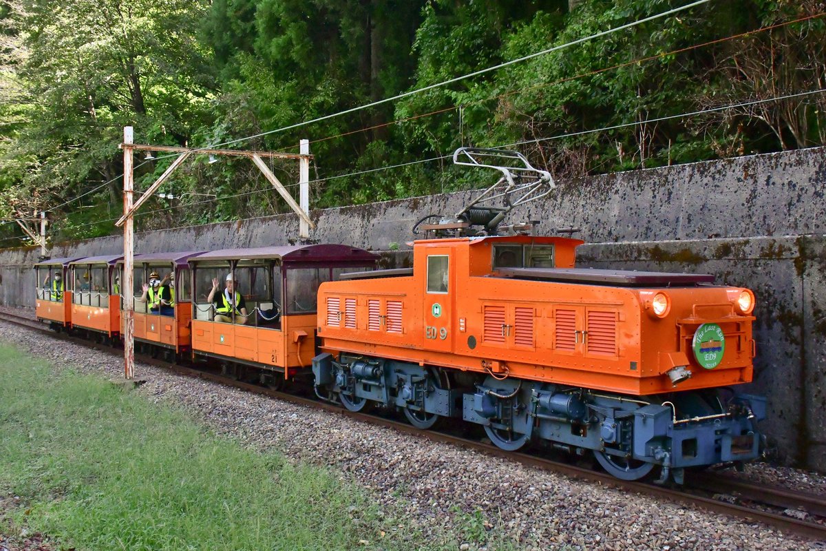 mr_railfan's tweet photo. #黒部峡谷鉄道 #ED9 #ラストラン #ツアー列車
9月9日 ツアー参加者は作業着とヘルメット着用で乗車班と撮影班(先行列車に乗車)に分かれていたようです。
#凸形電気機関車 #トロッコ電車 https://t.co/VBkTK8urBJ