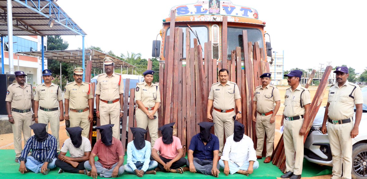 APPOLICE100's tweet photo. #APPolice apprehends 7 Red Sander smugglers-3.7cr worth red sander logs seized: With the reliable information received, cops of Renigunta&Gajulamandyam PSs while conducting vehicle checks arrested 7 #redsander smugglers at Yogananda college.(1/2) https://t.co/qgjJswLdLA
