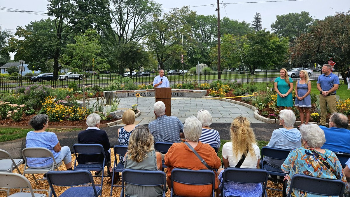 WethersfieldCT's tweet photo. Thank's to Laura's Garden Foundation, Wethersfield now has a beautiful garden by Mikey's Place for all to enjoy!
"Laura's Garden was built as a community gathering space to honor the life and legacy of Laura Kirche Hart."
#wethersfieldCT #garden #flowers #pollinatorpathway https://t.co/loFRzlYYZP