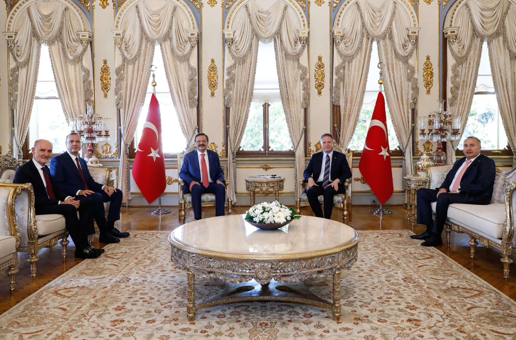 Odalar ve Borsalar Birliği (TOBB) Başkanı Rifat Hisarcıklıoğlu ve Yönetim Kurulu Üyeleri, Vali Davut Gül’ü Ziyaret Etti