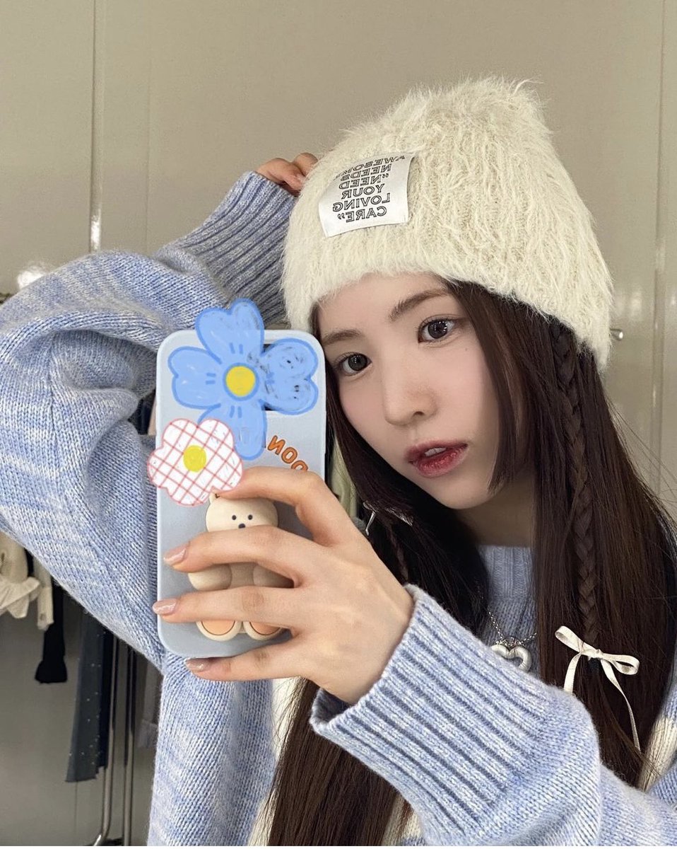 WithUNiziU27's tweet photo. ふわふわ帽にこの可愛いさはエグすぎるよ
写メの撮り方も上手すぎてプロ級だよ🥹🥹🥹💜💜💜💜💜
#NiziU 
#MAYA
#miny https://t.co/c5mInE3RQR