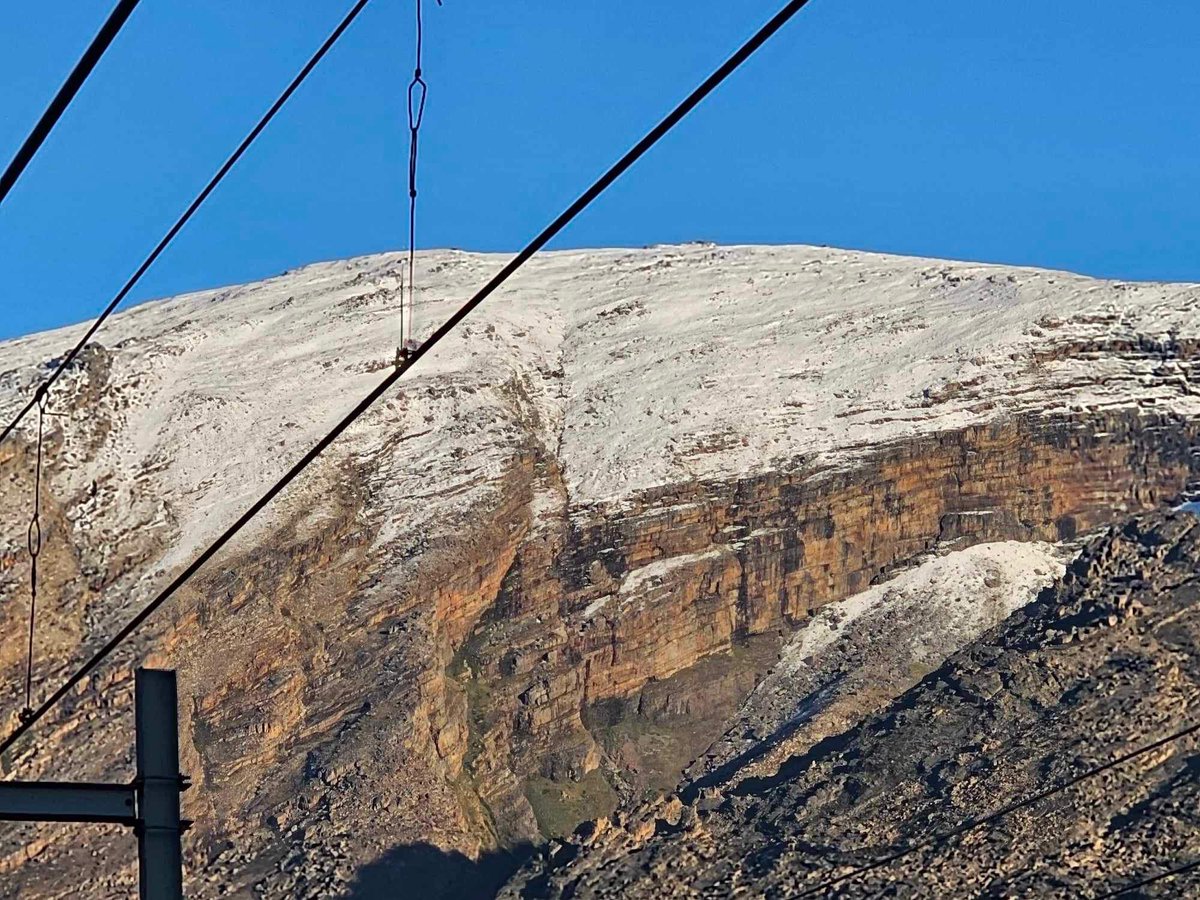 TheBlueTrainSA's tweet photo. This morning, guests were greeted by magnificent vistas of majestic mountains adorned with a pristine white coat of snow at Hex River Valley.
#Stunninglandcapes #TheBlueTrainExperience #LuxuryRail #SATourism #SouthAfrica #CapeTown #Pretoria #Luxurytravel https://t.co/aNMPawk5go