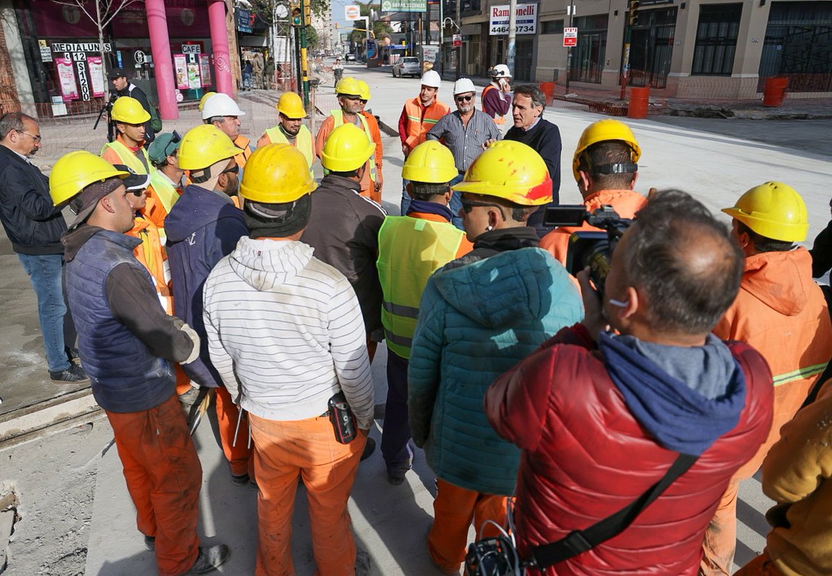 Arrancamos el paro activo en la obra de renovación de la Av. Gaona, en #Morón, y esto está pasando ahora en provincias de todo el país para conversar con los trabajadores y trabajadoras de lo que está en riesgo si se para la Obra Pública. 

Nosotros estamos ejecutando un Plan de