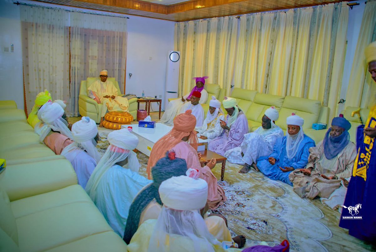 The Emir of Daura, HRH Alhaji (Dr) Umar Farouk Umar, CON, and his council members paid a courtesy call on His Excellency, Muhammadu Buhari yesterday at his residence in Daura, Katsina State.