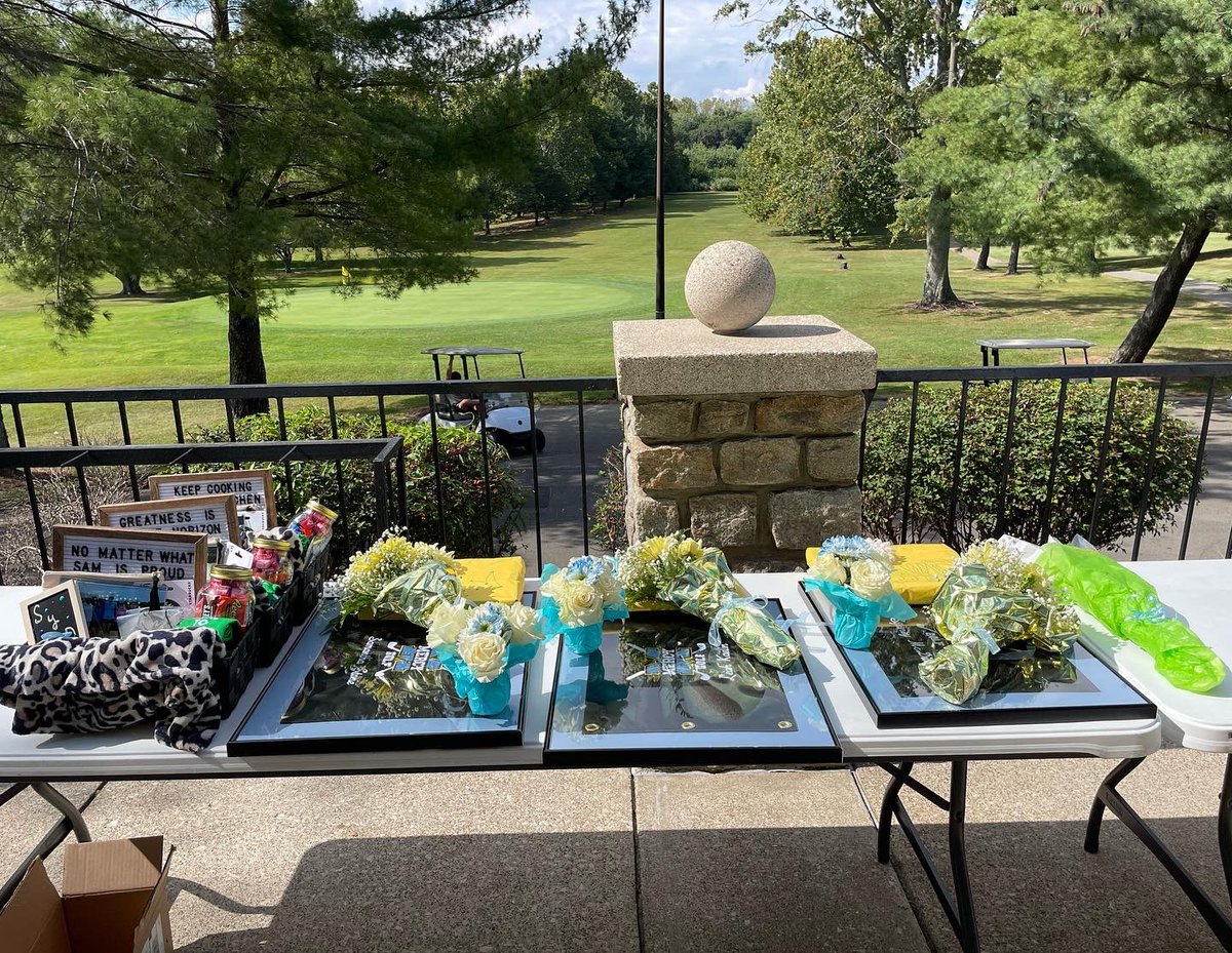 MercyJagsGolf's tweet photo. Beautiful night for Senior Night! Congrats to our seniors. Regionals up next!  #gojags 🐆💐 https://t.co/U2aP1TrJ1H