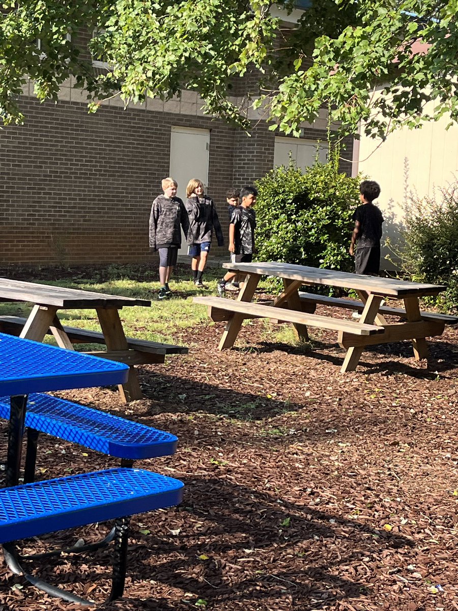 khoov78's tweet photo. Exploring the outdoors looking for the notorious nine spotted ladybug ๐ #lostladybugproject #scienceisfun #citizenresearchers @Lead_Mine https://t.co/M6UsOtHHPB