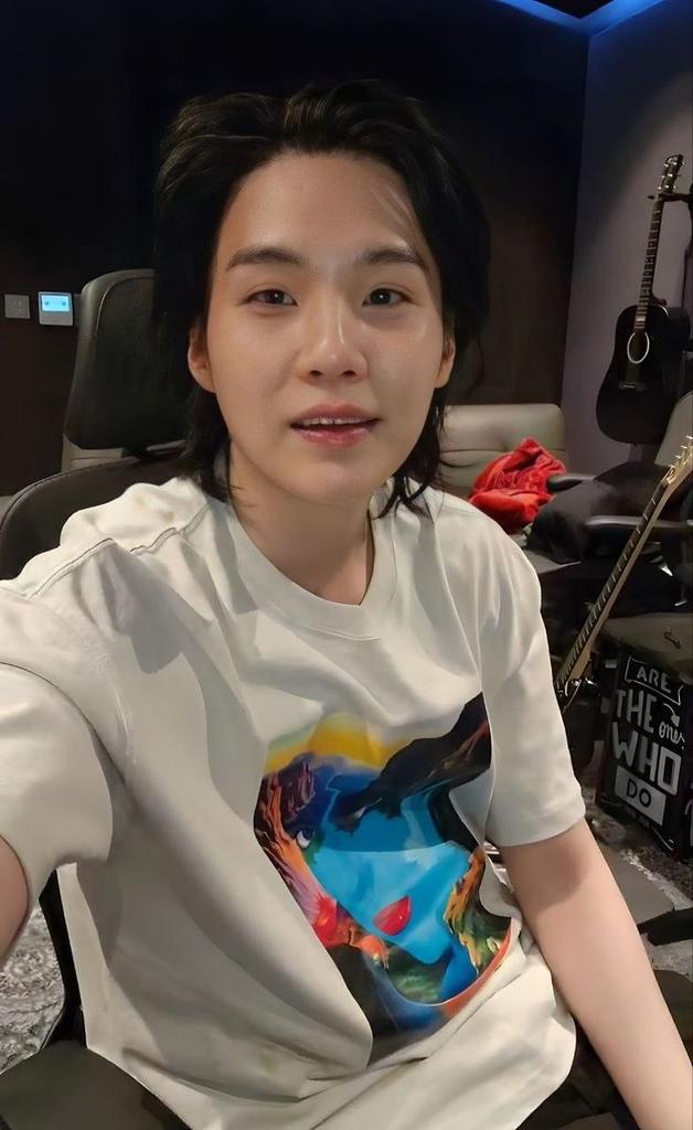 I'm sorry, I haven't greeted you much lately. Are you guys healthy? Please take care of your health, so you can stay with me for a long time. 보라해 💜

#SUGA