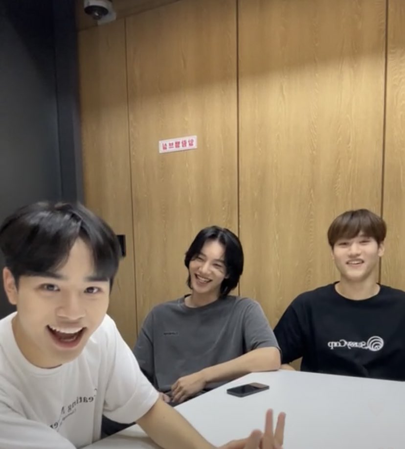 Minhuixjun's tweet photo. I love them so much😭🩵 https://t.co/hCnJMBgowX