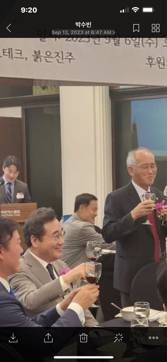 민주당 당대표 이재명이 생명을 걸고 단식 중인데

어떤 자(놈자)는 술판벌리고 있으니…사진에서 보시듯 누군지 아시지요?

전라남도 지사,국회의원,국무총리,민주당 당대표까지 하시고 소위 수박들이윤석열 당선에 1등공신인 것 모두 아시지요?

이 자(놈자)와 그의 패들을 여러분은 어찌하시렵니까?