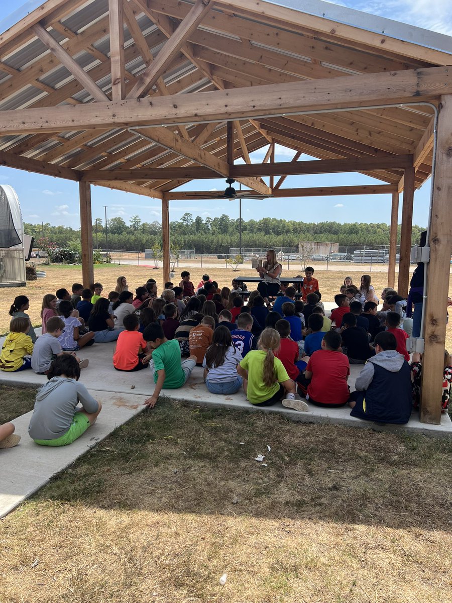 Our 4th graders had a little treat at the end of lunch yesterday! They were able to enjoy our new outdoor classroom and listen to a book read by our principal! <a href="/ParkwayBulldogs/">Magnolia Parkway</a>