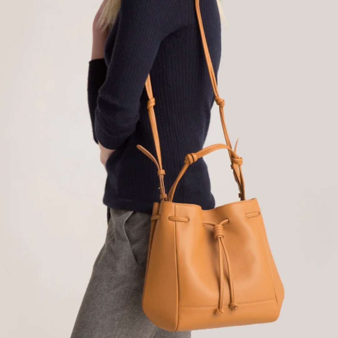veganshopper's tweet photo. Warm tones and September go together like your hand and an oat milk #caramel latte. ๐ค
These gorgeous, vegan bags by von Holzhausen are available in the shade "Caramel" so your everyday bag and everyday drink can have the same essence.
#PETA #PETAApproved #PETABusinessFriend https://t.co/DEqPusViR0