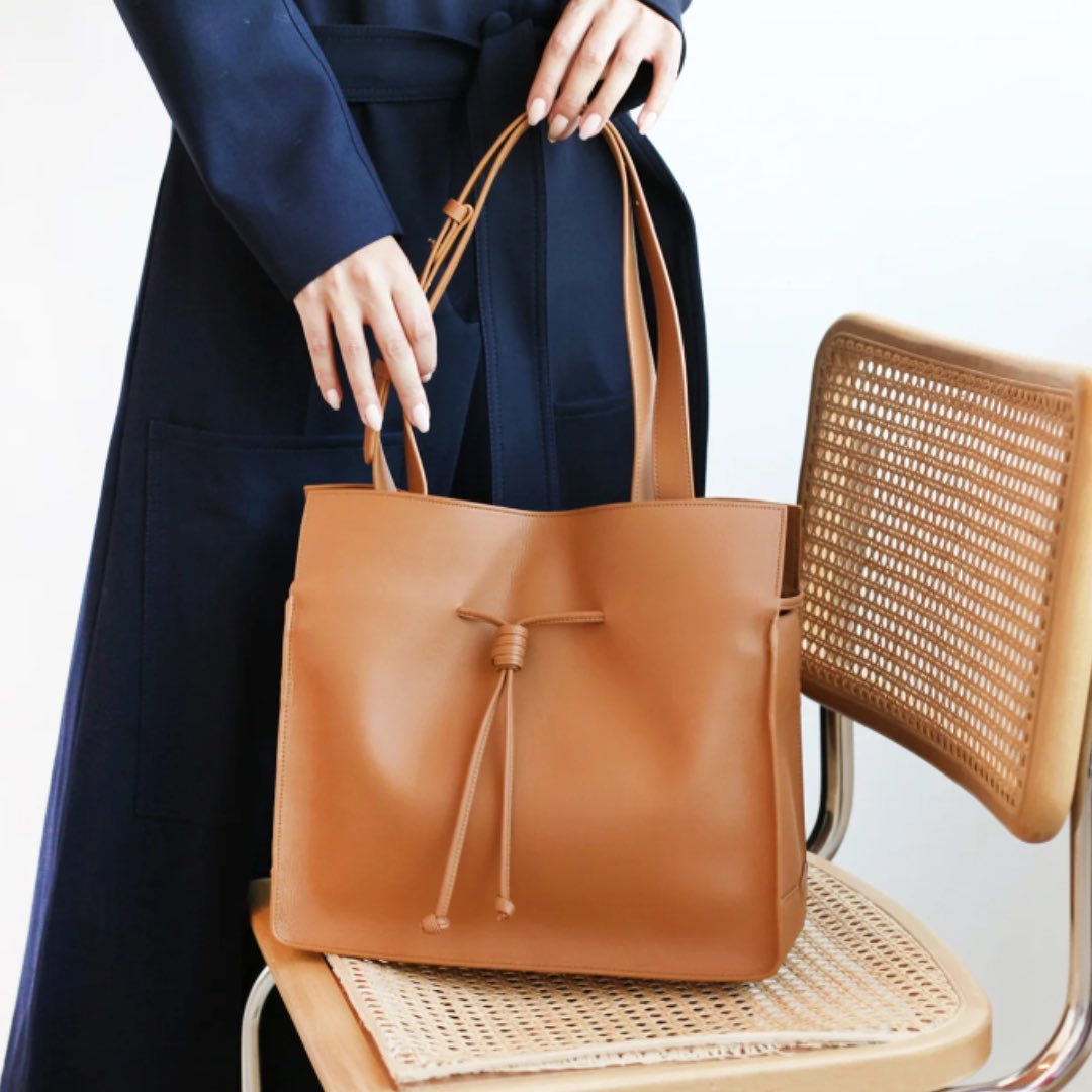 veganshopper's tweet photo. Warm tones and September go together like your hand and an oat milk #caramel latte. ๐ค
These gorgeous, vegan bags by von Holzhausen are available in the shade "Caramel" so your everyday bag and everyday drink can have the same essence.
#PETA #PETAApproved #PETABusinessFriend https://t.co/DEqPusViR0