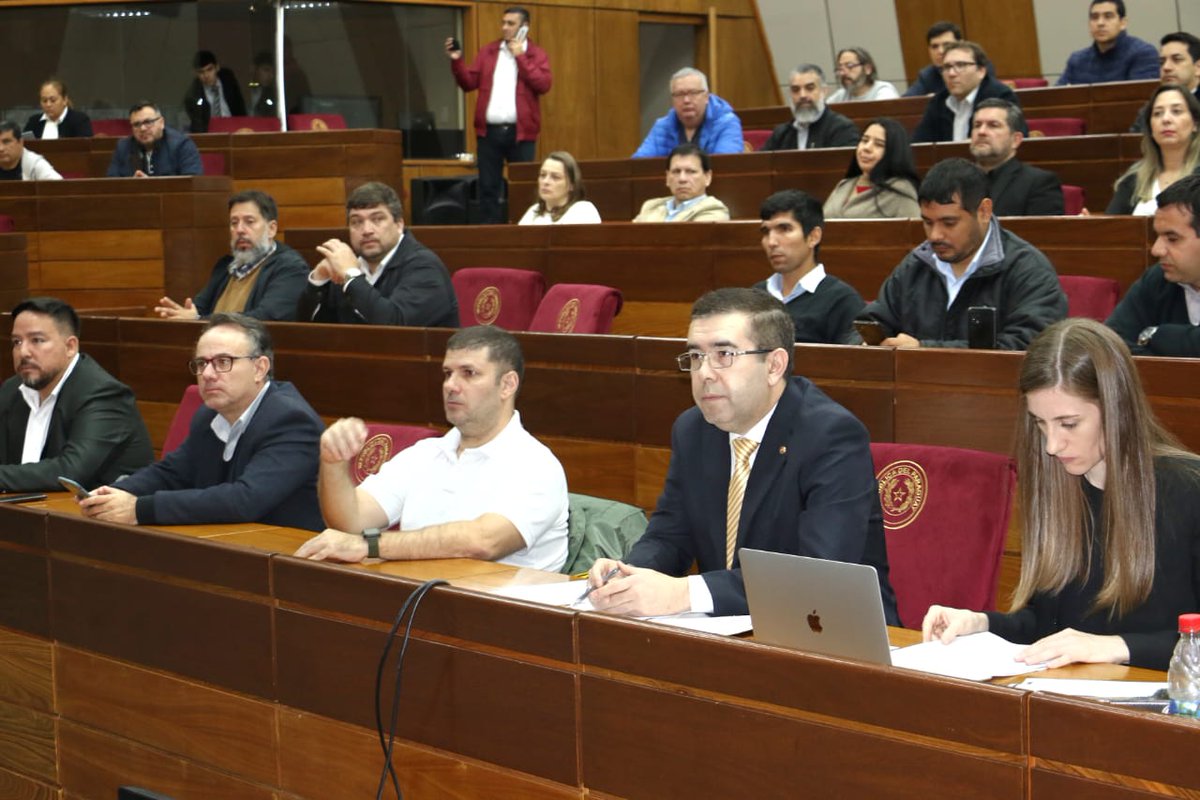 SenadoresPy's tweet photo. En la sala de sesiones del Congreso, inicia el debate en audiencia pública convocada por el senador @ColymSenador, lo acompaña en la mesa principal el senador @JodaOviedoA
Tema: Desvinculación masiva de empleados bancarios y la responsabilidad de la autoridad del trabajo. https://t.co/Bhz0XS9Tey