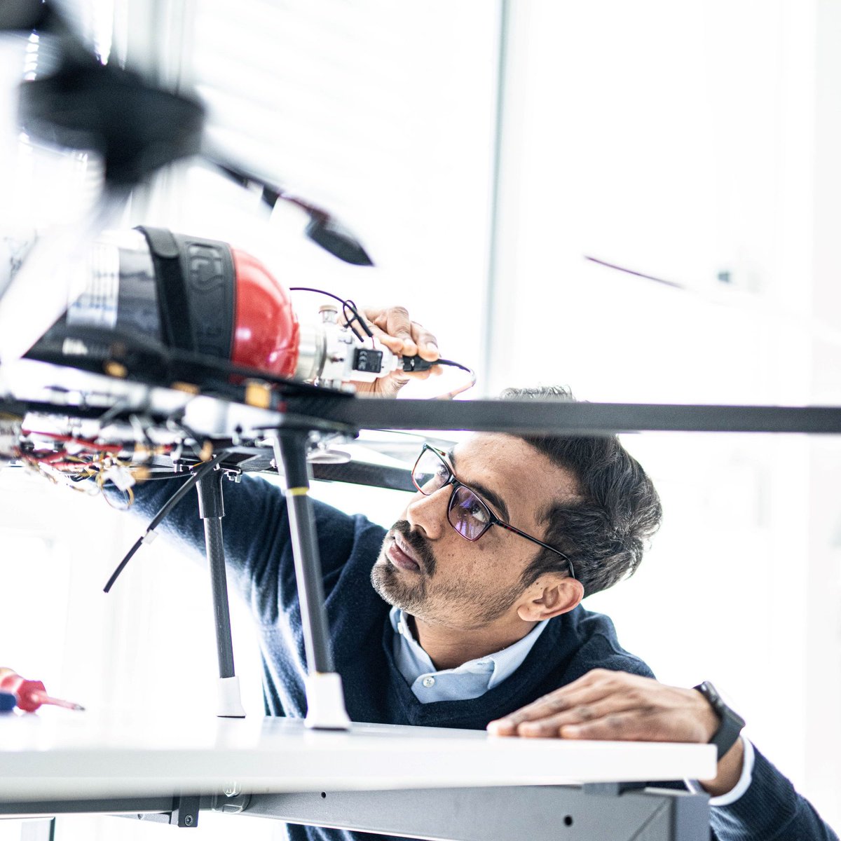Von 45 Minuten zu 10 Stunden Flugzeit! ⏱️🚀
Fliegen mit flüssigem Wasserstoff! 💦 Im #ZAL Forschungsprojekt Liquidrone soll schon bald ein fliegender Hexacopter in die Luft gehen.📢🔎Auf dem #DLRK2023 stellt Dr. Holger Kuhn, das vom #BMDV geförderte Projekt vor.