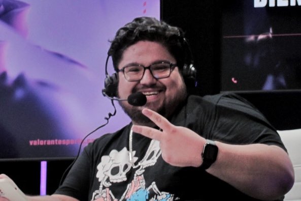 blue_mx1's tweet photo. 31 años, mexicano, jugador profesional desde hace 20 años proximo retiró creo, sobreviviendo de los esports desde 2014 nunca estable, perdí un hijo el año pasado, problemas de sobrepeso por decidir ser el mejor jugador de videojuegos y también por genética, muy pocos reales por que nunca salí de casa, ganas de seguir luchando por las injusticias y mejorar hasta el último día de mi vida aaah y también siempre me ha gustado sonreírle al mundo :)