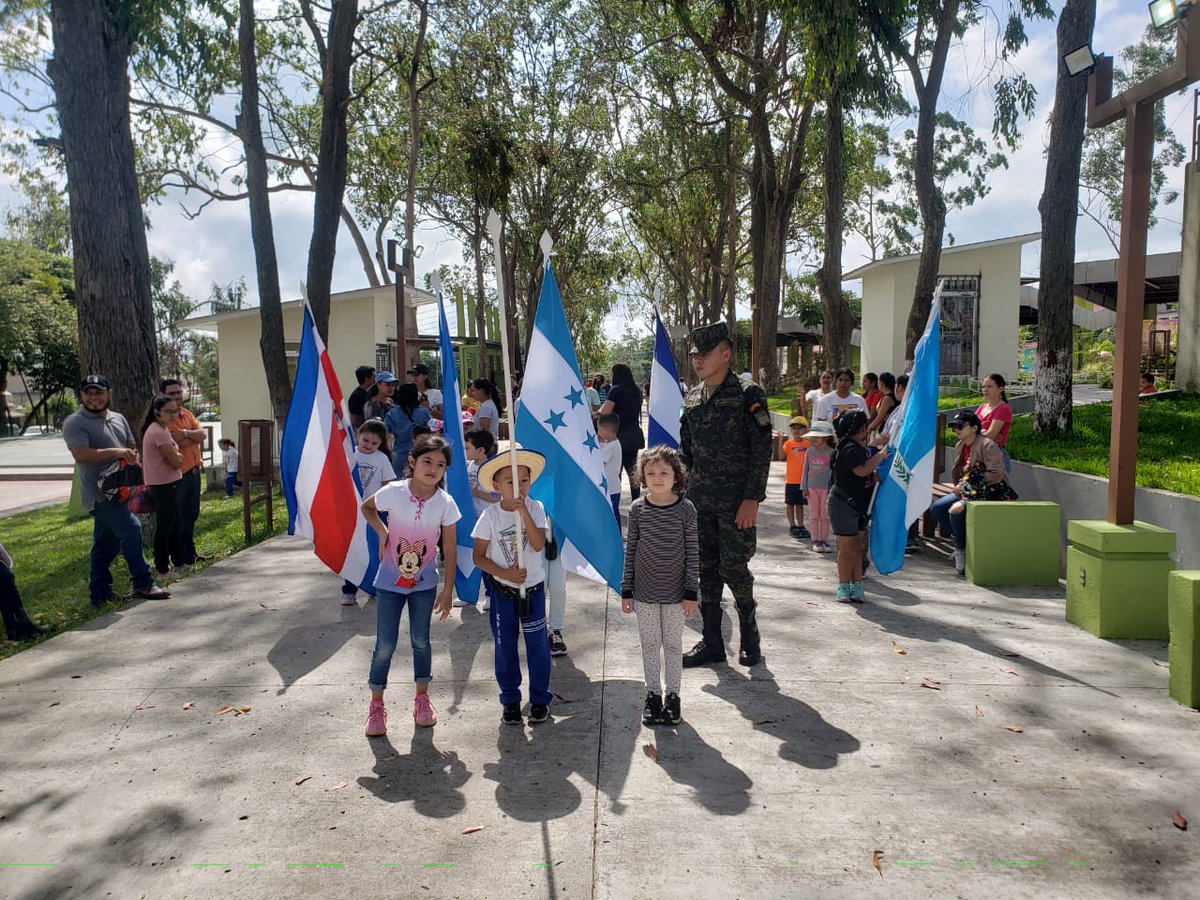FFAAHN's tweet image. La 120 Brigada de Infantería está comprometida con la educación en Santa Rosa de Copán, Copán. Seguimos apoyando escuelas locales con Ejercicios de Orden Cerrado #EDOC, entre ellas Manuel Bonilla, Santo Domingo Sabio, Centro de Educación, Prebásica Federico Canales.