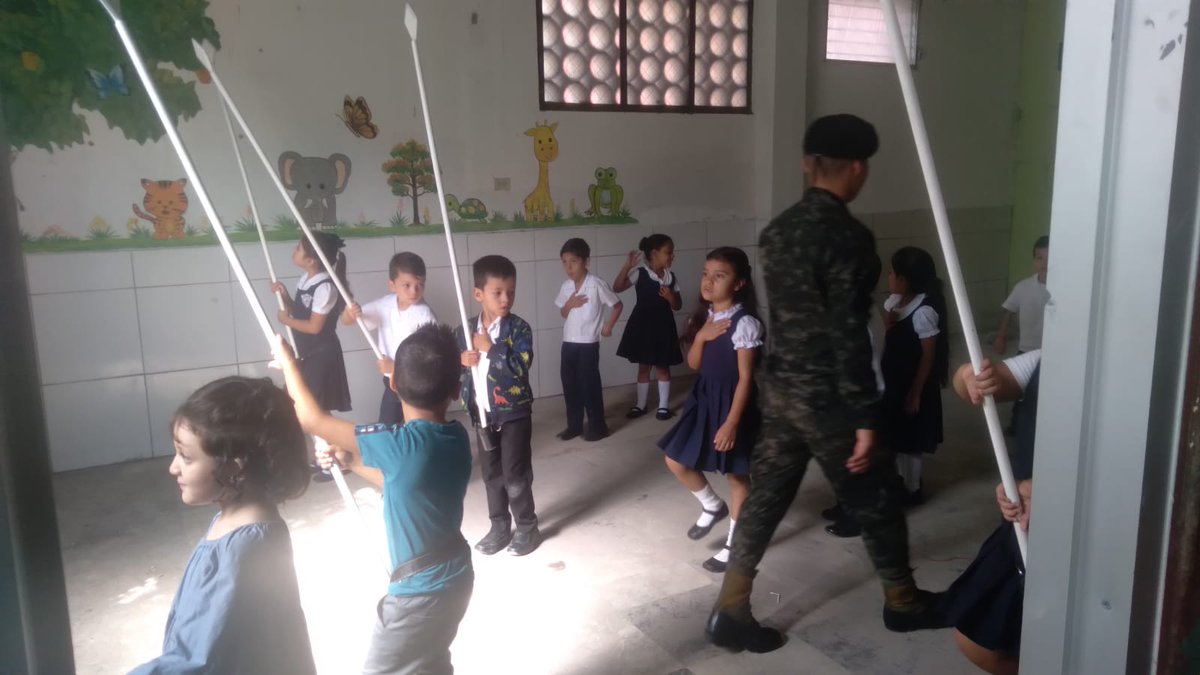 FFAAHN's tweet image. La 120 Brigada de Infantería está comprometida con la educación en Santa Rosa de Copán, Copán. Seguimos apoyando escuelas locales con Ejercicios de Orden Cerrado #EDOC, entre ellas Manuel Bonilla, Santo Domingo Sabio, Centro de Educación, Prebásica Federico Canales.