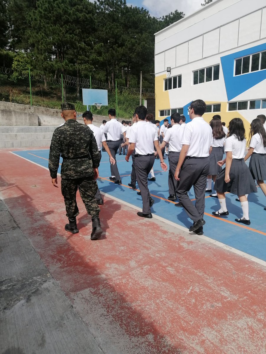 FFAAHN's tweet image. La 120 Brigada de Infantería está comprometida con la educación en Santa Rosa de Copán, Copán. Seguimos apoyando escuelas locales con Ejercicios de Orden Cerrado #EDOC, entre ellas Manuel Bonilla, Santo Domingo Sabio, Centro de Educación, Prebásica Federico Canales.