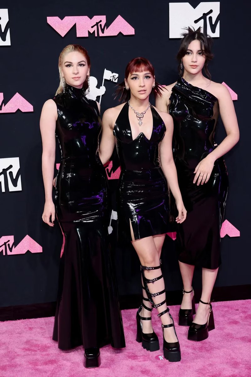 BulletproofNws's tweet photo. Las mexicanas de The Warning en los #VMAs 🔥🇲🇽

📷 REUTERS/Andrew Kelly https://t.co/W4JDoGGIxy