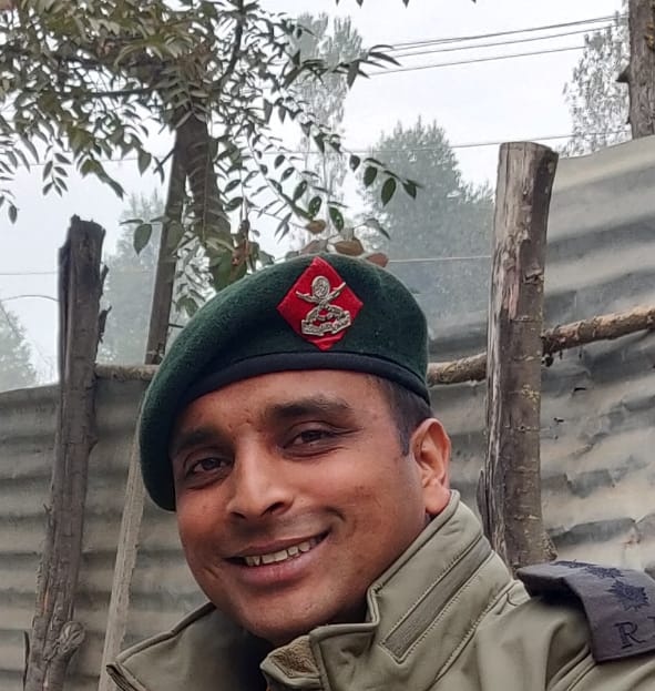 19 RR 12 SIKHLI #IndianArmy के सेना मेडल से सम्मानित कर्नल मनप्रीत सिंह कश्मीर के अनंतनाग में आतंकवादियों से लड़ते हुए वीरगति को प्राप्त हो गए। इस दुखद खबर से देश स्तब्ध है।शहीद कर्नल मनप्रीत सिंह की शहादत को नमन करते हुए ईश्वर से उनके परिजनो को इस कठिन समय में सम्बल प्रदान करने