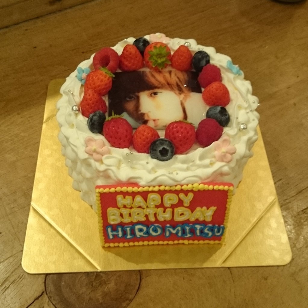 daikota1018's tweet photo. #KITAYAMADOU
みっくん♡
今日はなんだかめっちゃ
ドキドキな1日だった〜♡涙
写真は数年前のみっくんの
バースデーケーキ🎂
キスワのハピバケーキに
よせて作ってもらったの♡
今年はまた特別な1日になりそう✨
9/17楽しみだよー♡
❤みっくんのお誕生日まであと4日❤
#北山宏光 #北山くん https://t.co/L7vtYDtlsX