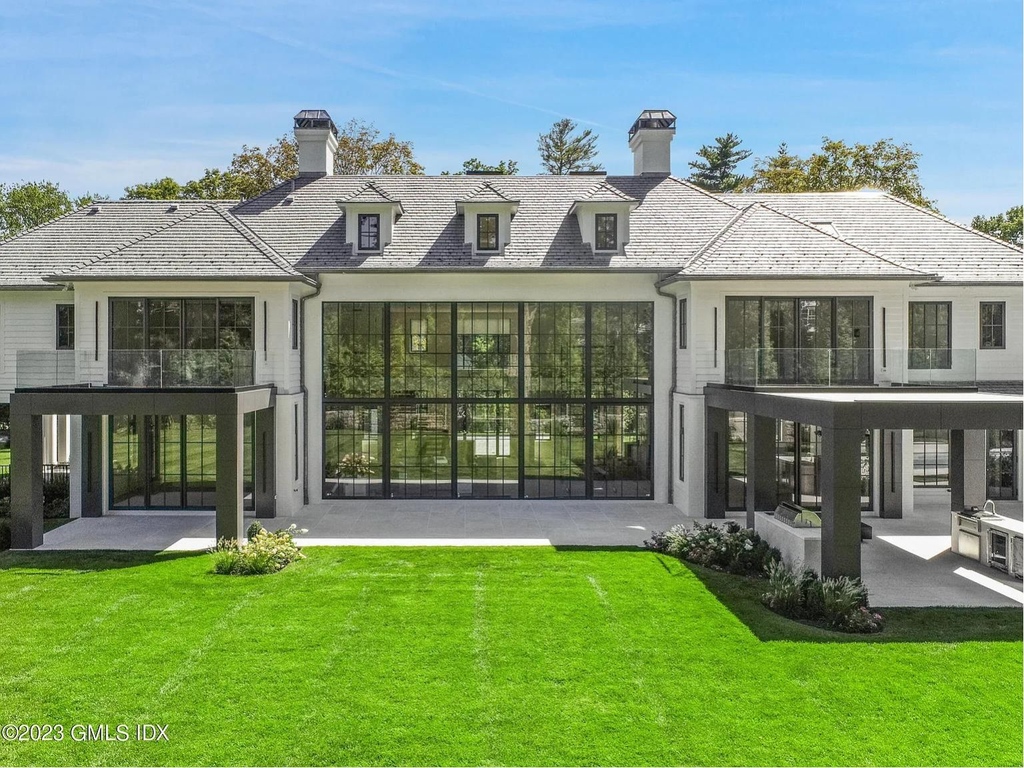 We'll never get over this stunning window wall😍

It measures a stunning 33 feet wide by 20 feet tall🤯