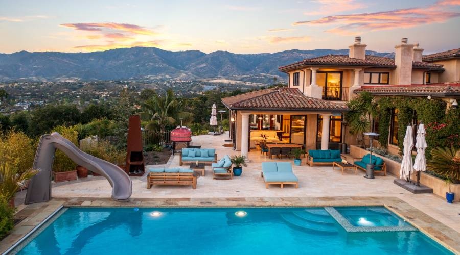 uniquehomeslux's tweet image. Stunning #Tuscanstyle #estate boasting an #infinitypool &amp;amp; spa, custom skateboard track, playing field, 3.6 acres of landscaped land w/ #fruittrees &amp;amp; raised organic garden beds.

-#SantaBarbara #California
-8 Beds
-7,588 Sqft

Linda Lorenzen |(805)886-1842| bit.ly/3RB0rCz