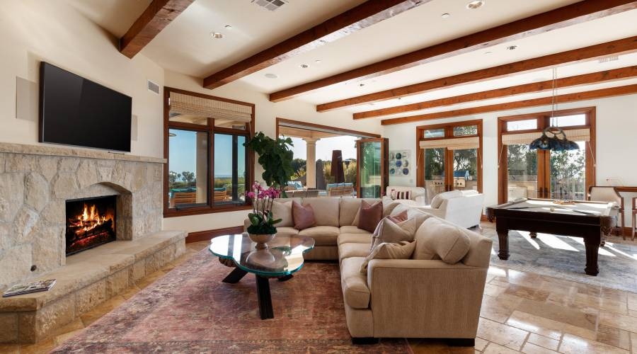 uniquehomeslux's tweet image. Stunning #Tuscanstyle #estate boasting an #infinitypool &amp;amp; spa, custom skateboard track, playing field, 3.6 acres of landscaped land w/ #fruittrees &amp;amp; raised organic garden beds.

-#SantaBarbara #California
-8 Beds
-7,588 Sqft

Linda Lorenzen |(805)886-1842| bit.ly/3RB0rCz