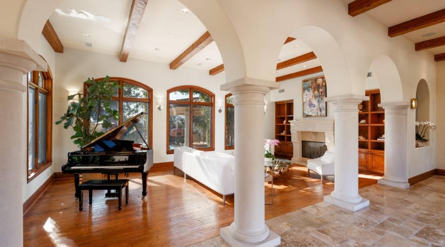 uniquehomeslux's tweet image. Stunning #Tuscanstyle #estate boasting an #infinitypool &amp;amp; spa, custom skateboard track, playing field, 3.6 acres of landscaped land w/ #fruittrees &amp;amp; raised organic garden beds.

-#SantaBarbara #California
-8 Beds
-7,588 Sqft

Linda Lorenzen |(805)886-1842| bit.ly/3RB0rCz