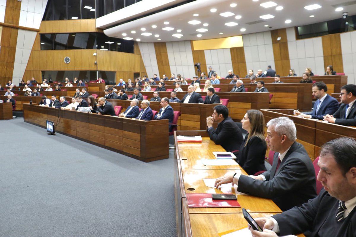 SenadoresPy's tweet photo. Se adhiere a la mesa principal la senadora @lizarellapy. Prosigue en la sala de sesiones del Congreso Nacional la audiencia pública encabezada por el senador @ColymSenador.

#SenadoPy https://t.co/QktTQU5ANX