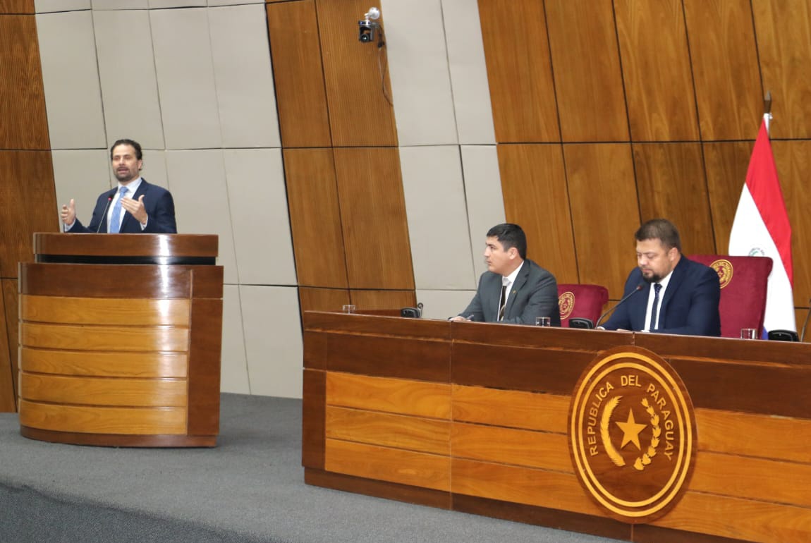 SenadoresPy's tweet photo. Se adhiere a la mesa principal la senadora @lizarellapy. Prosigue en la sala de sesiones del Congreso Nacional la audiencia pública encabezada por el senador @ColymSenador.

#SenadoPy https://t.co/QktTQU5ANX