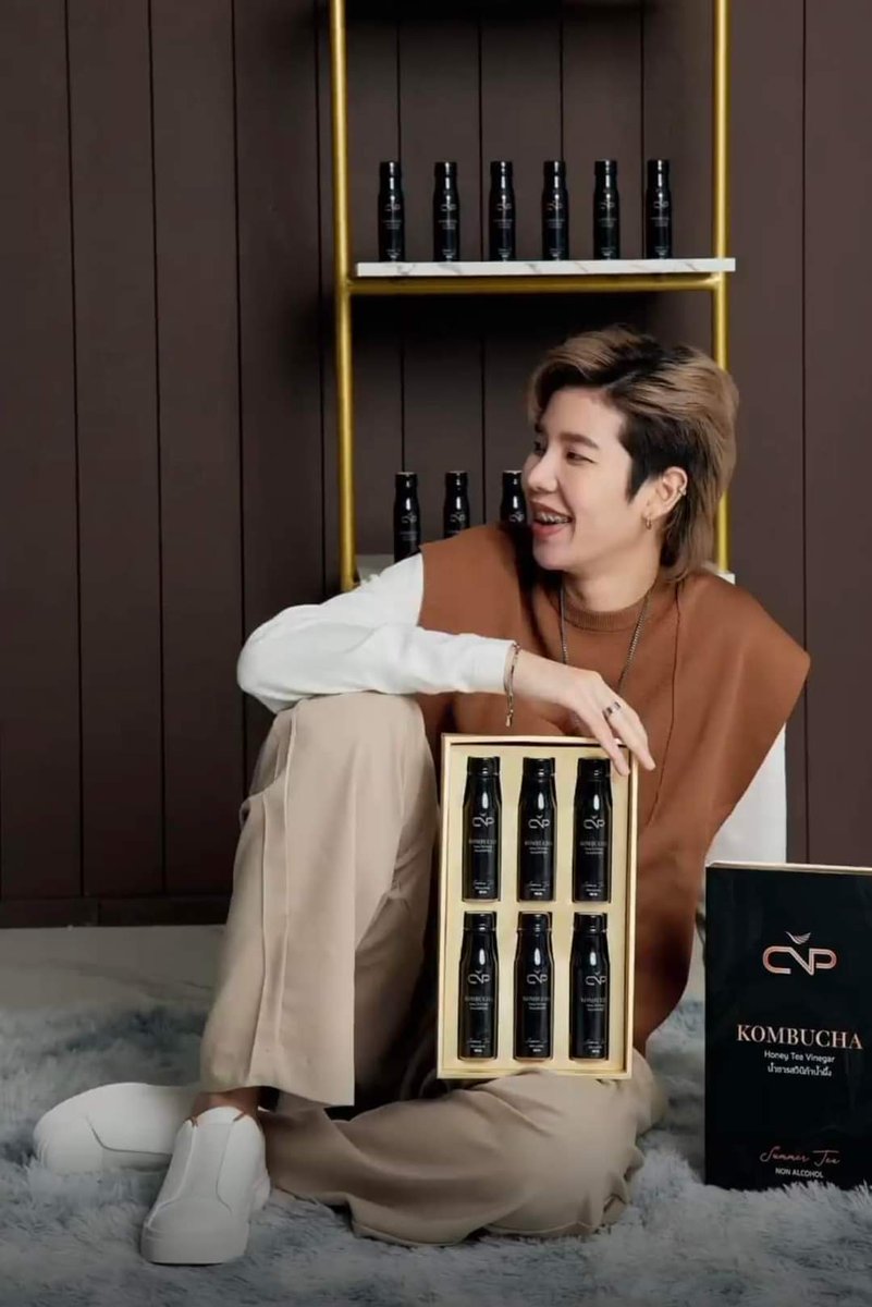 Puri_PB08's tweet photo. ผลิตภัณฑ์ตัวแรก จาก CNPENTERTAINMENT. คัดสรรค์จาก CEO ป๊ายปายโอริโอ้ 

       " KOMBUCHA 🌿"

สิ่งดีๆ ที่คนรักสุขภาพอยากบอกต่อ 🤍

KOMBUCHA BY CNP
#CNPEntertainment https://t.co/SiXBPWrPBA