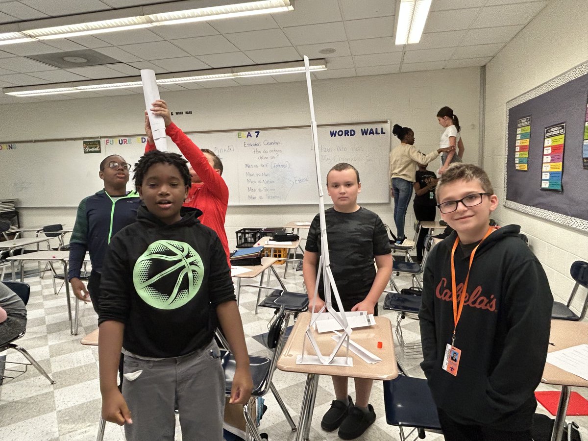 AliaLawera's tweet photo. Watching these kids get creative during a STEM challenge. #StevensonMiddleSchool #WWCSD #Greatfuturesstartrighthere https://t.co/N4ZKTzruWz